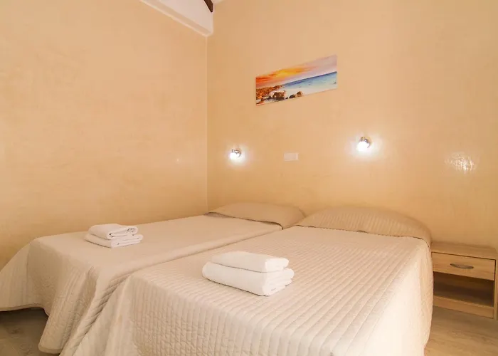 Yucca Park מלון דירות 3*