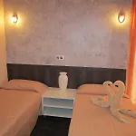 Yucca Park מלון דירות 3*