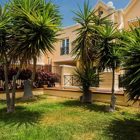 Yucca Park מלון דירות אדחה